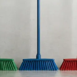 Escobas con palo