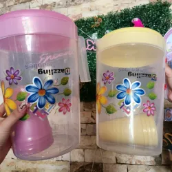 Jarra con vasos