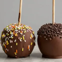 Manzana bañada en cobertura de chocolate