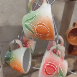 Taza con soporte metálico