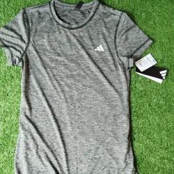Pullover deportivo marca Adidas.