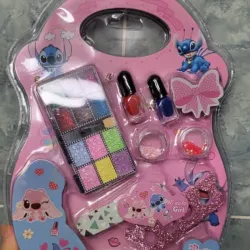 Maquillaje y manicura de stitich para niñas
