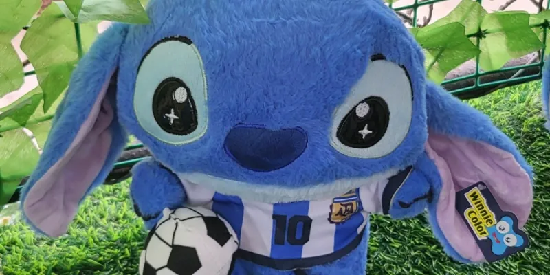 Peluche stitch con pelota de fútbol ⚽️ de 20cm