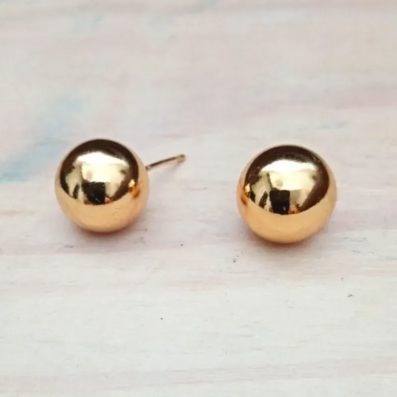 Aretes de bola dorada grande 