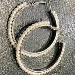 Argollas plateadas de perlas