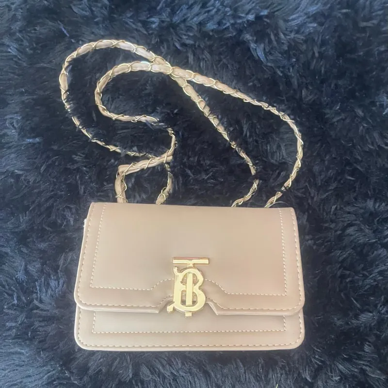 Cartera beige con cinta de cadena