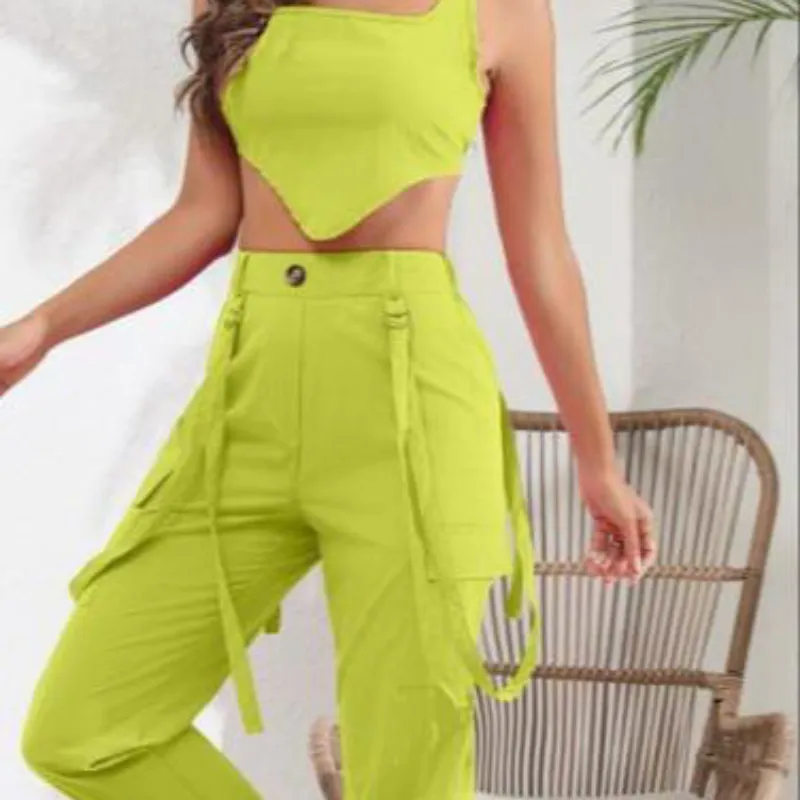 Pantalón cargo + crop top 