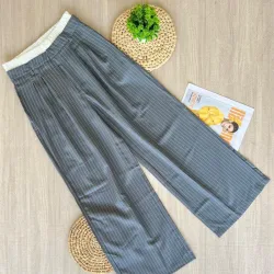 Pantalón gris claro de rayas
