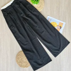 Pantalón oscuro de rayas