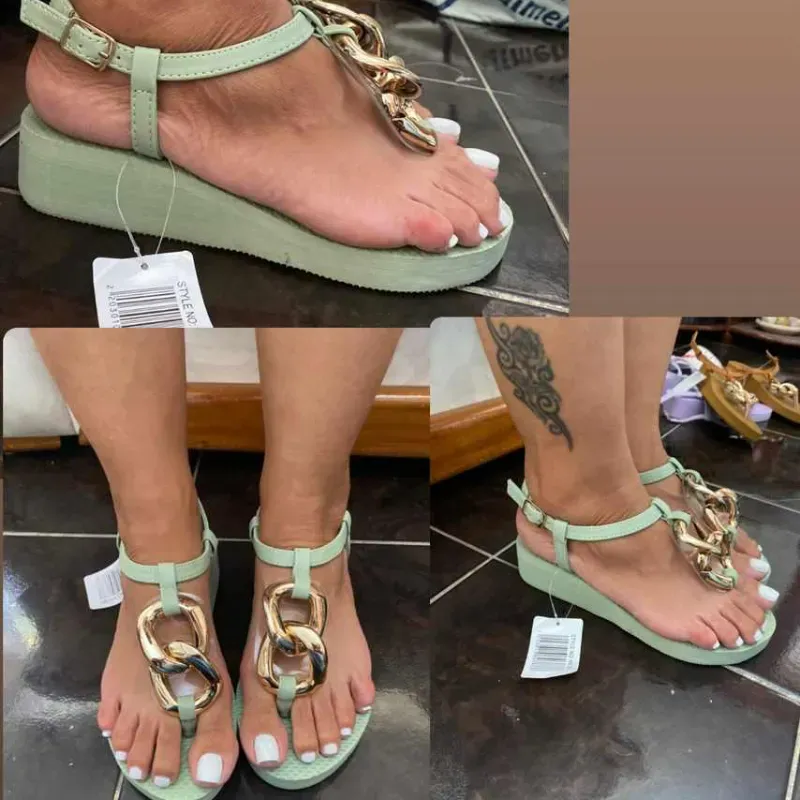 Sandalias con plataforma y adorno dorado