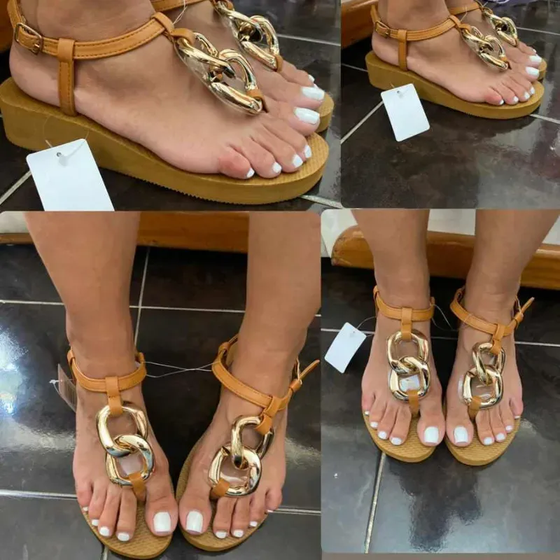 Sandalias con plataforma y adorno dorado