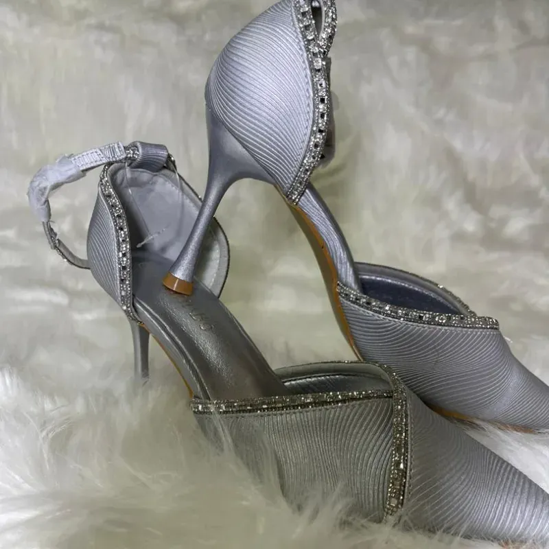 Tacones finos cuadrados con punta fina