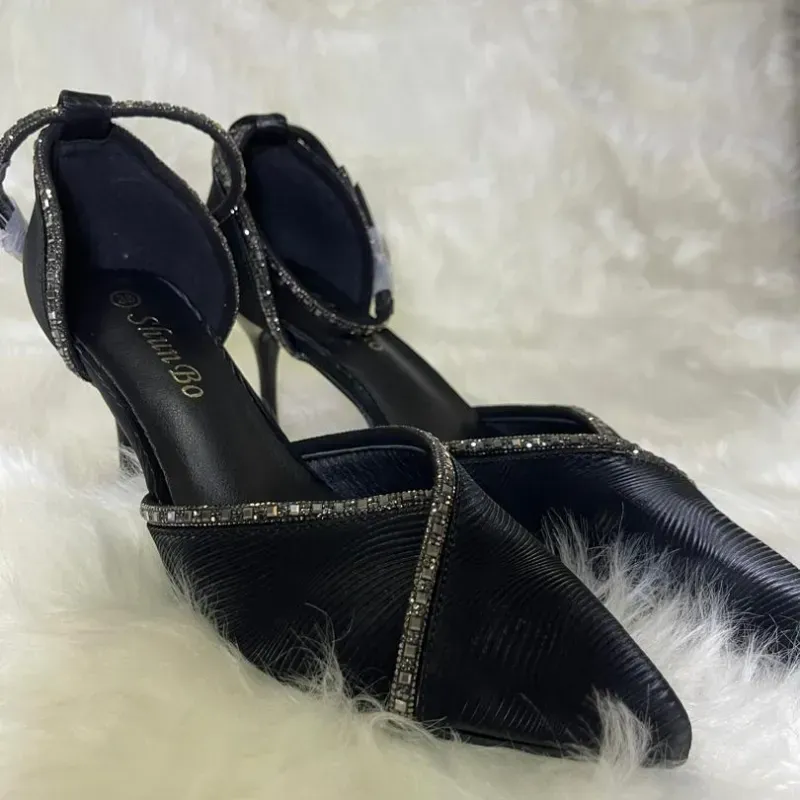 Tacones finos cuadrados con punta fina