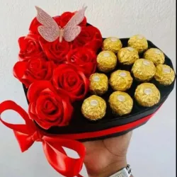 Corazón de flores y condones