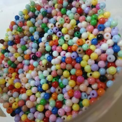 Balines plásticos colores variados de brillo 4 mm