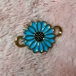 Conector dorado esmaltado flor margarita azul claro