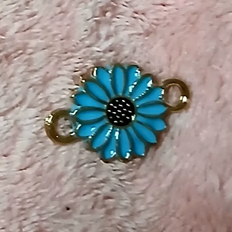 Conector dorado esmaltado flor margarita azul claro