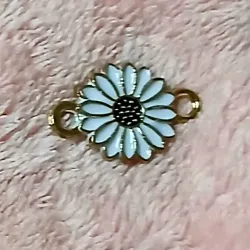 Conector dorado esmaltado flor margarita blanco