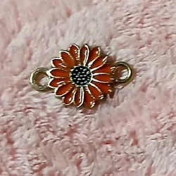 Conector dorado esmaltado flor margarita naranja