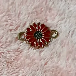 Conector dorado esmaltado flor margarita rojo