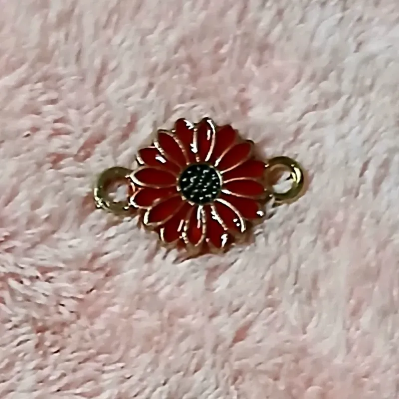 Conector dorado esmaltado flor margarita rojo