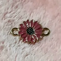Conector dorado esmaltado flor margarita rosado