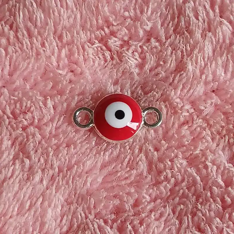 Conector ojo turco rojo de metal y acrílico