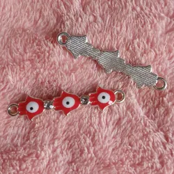 Conector ojo turco triple rojo forma mano de Fátima con detalle