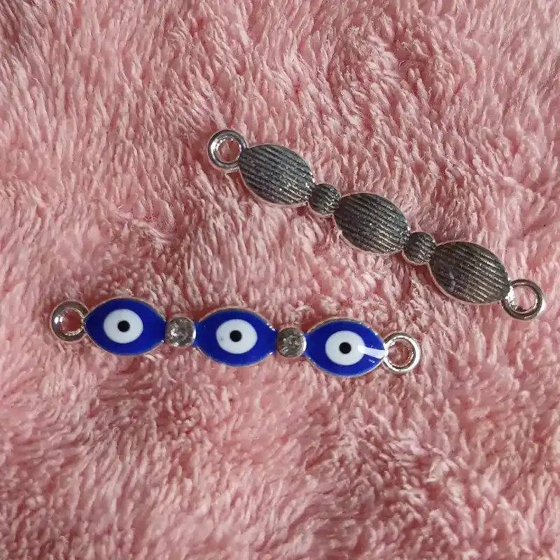 Conector ojo turco triple azul con detalle de piedra