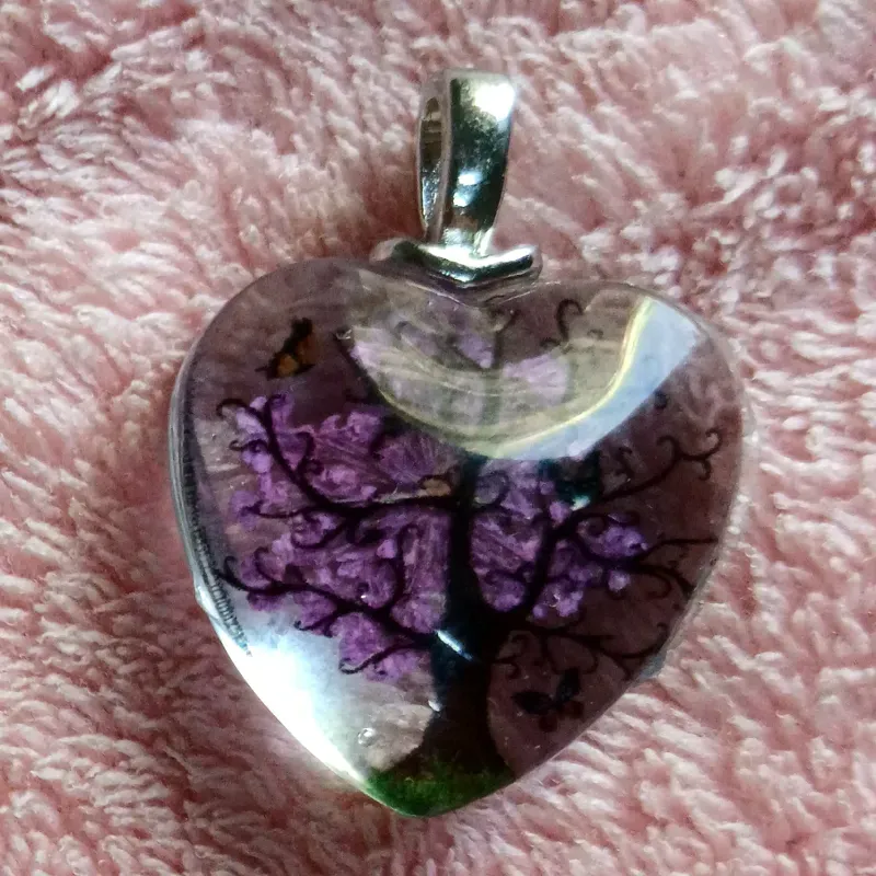 Corazón de cristal naturaleza muerta morado