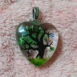 Corazón de cristal naturaleza muerta verde