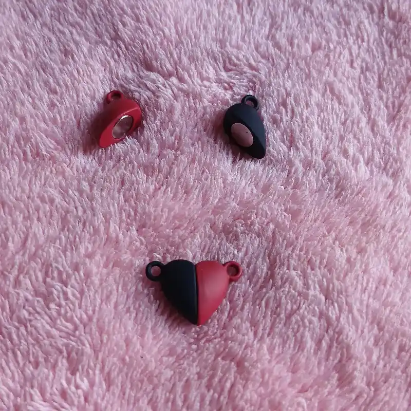 Corazón imantado negro y rojo