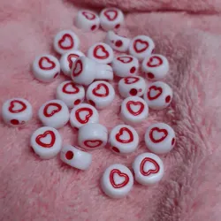 Cuenta blanca corazón rojo relieve