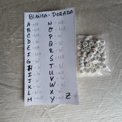 Cuenta blanca letra dorada