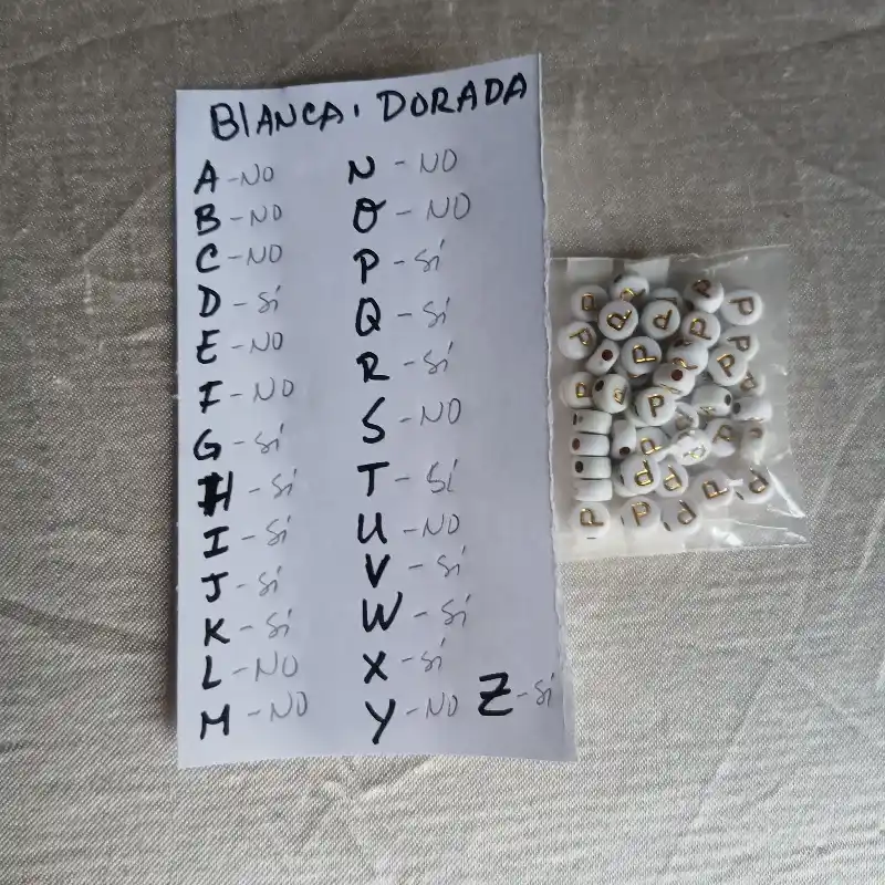 Cuenta blanca letra dorada