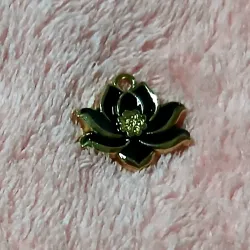 Dije dorado esmaltado flor de loto negro
