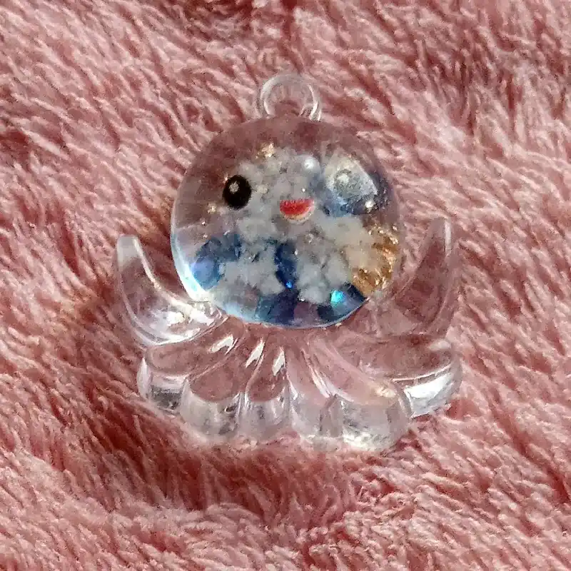 Dije figura fluorescente de resina pulpo