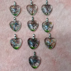 Dijes de cristal en forma de corazón con naturaleza muerta