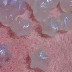 Estrellas luminosas blancas tornasol azulado