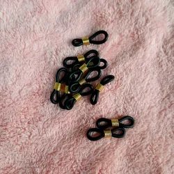 Gomas de espejuelos negro con herraje dorado
