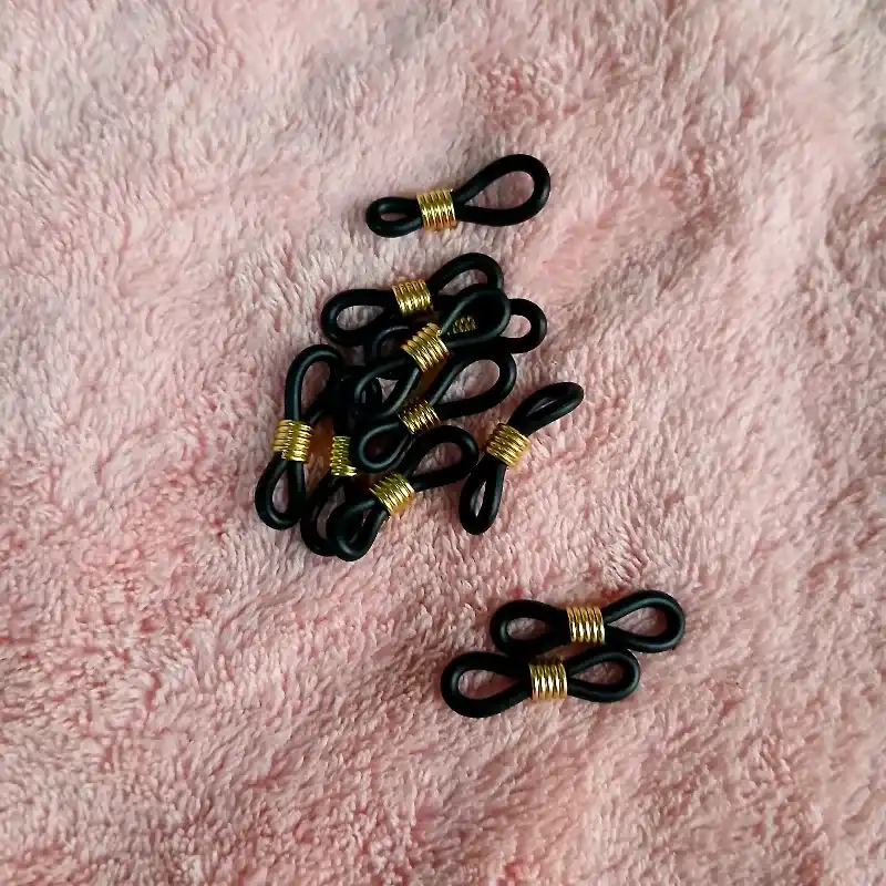 Gomas de espejuelos negro con herraje dorado