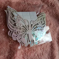 Mariposa decorativa suelta blanca tornasol