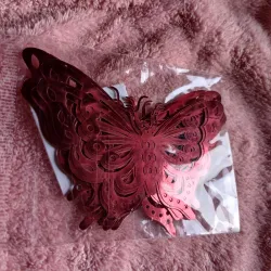 Mariposa decorativa suelta rojo vino