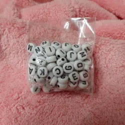 Paquete de cuentas blancas letras negras