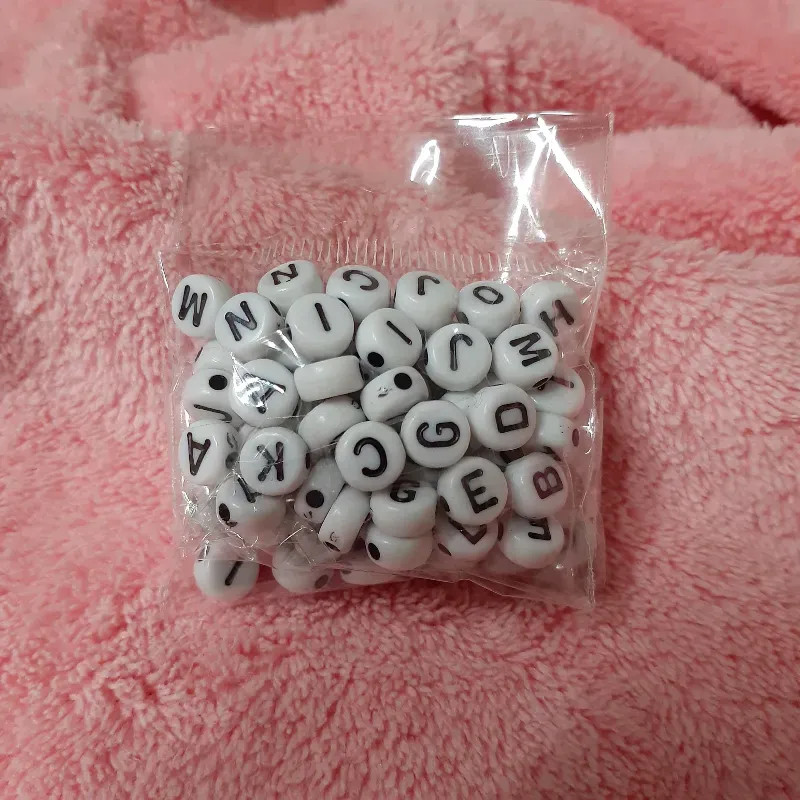Paquete de cuentas blancas letras negras