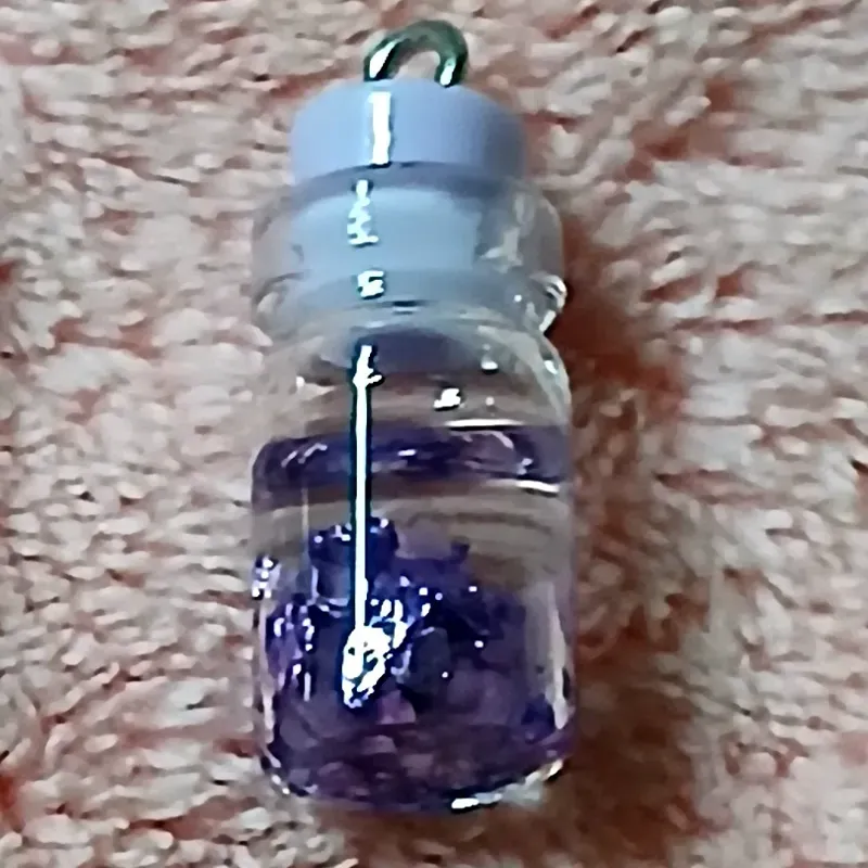 Pomito fluorescente morado