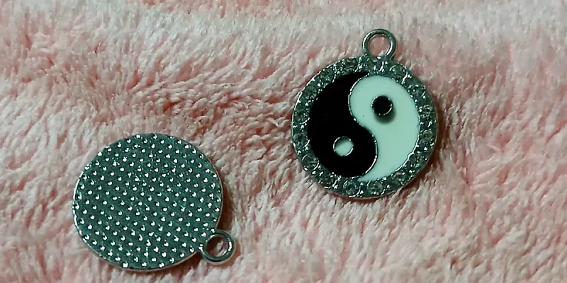 Yin Yang con piedras de brillo