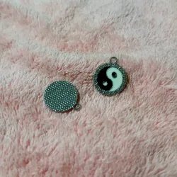 Yin Yang con piedras de brillo