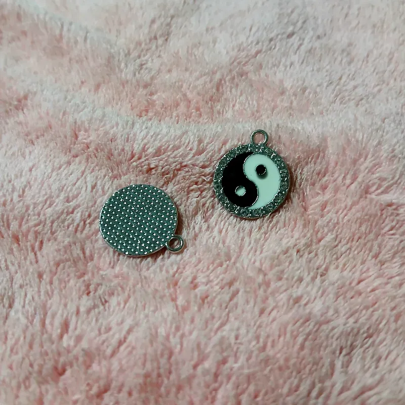 Yin Yang con piedras de brillo