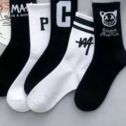 Calcetines con graficos en blanca y en negro 